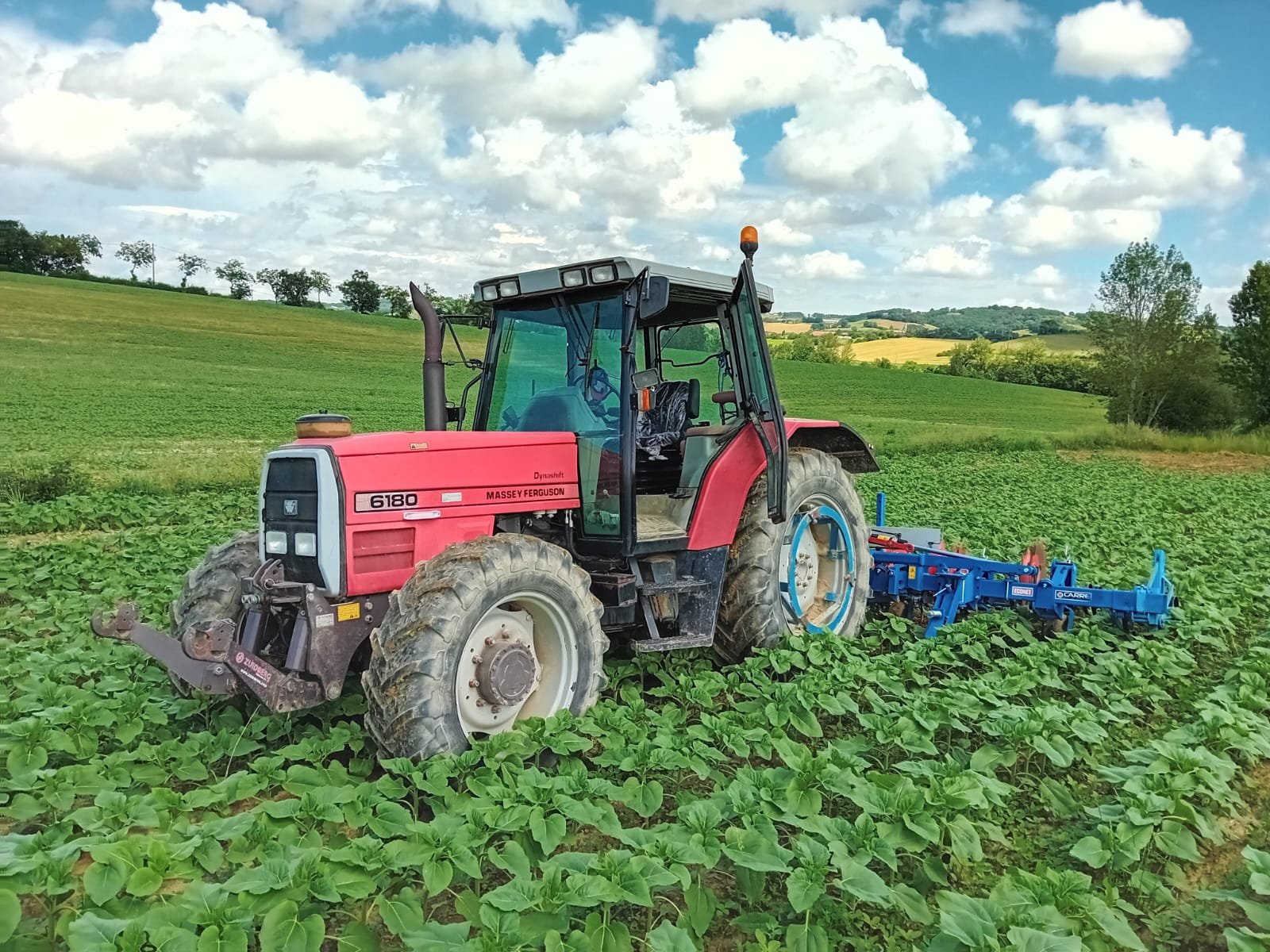 Tracteur dans le champ Ferme du Hourquet